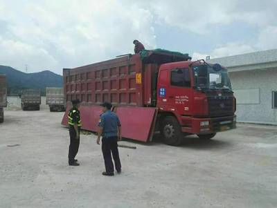 5辆非法加装栏板的重型货车被饶平警方强制拆除,恢复原状